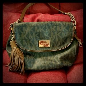 Shoulder bag.